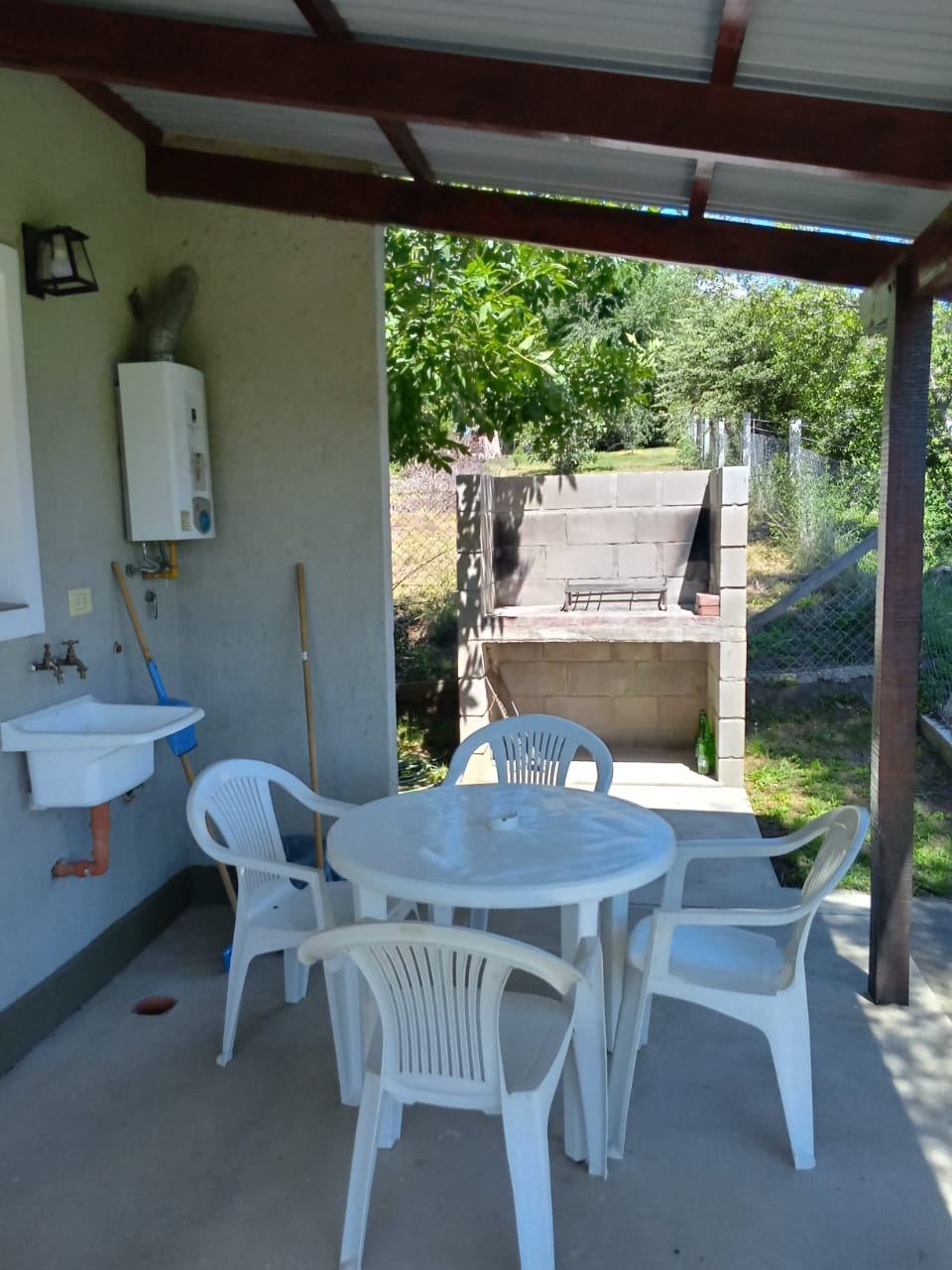 Mesa exterior y asador